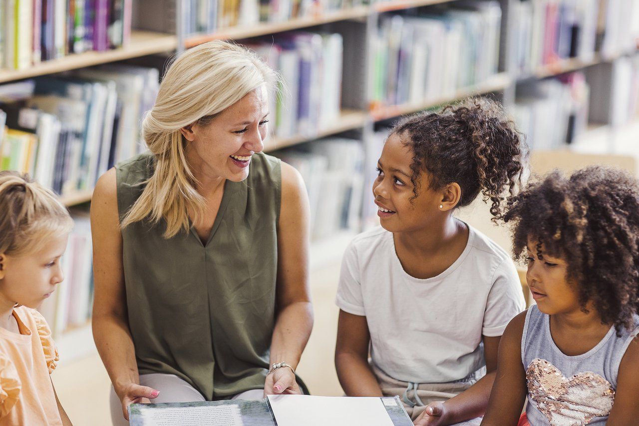Professora com estudantes em ambiente escolar