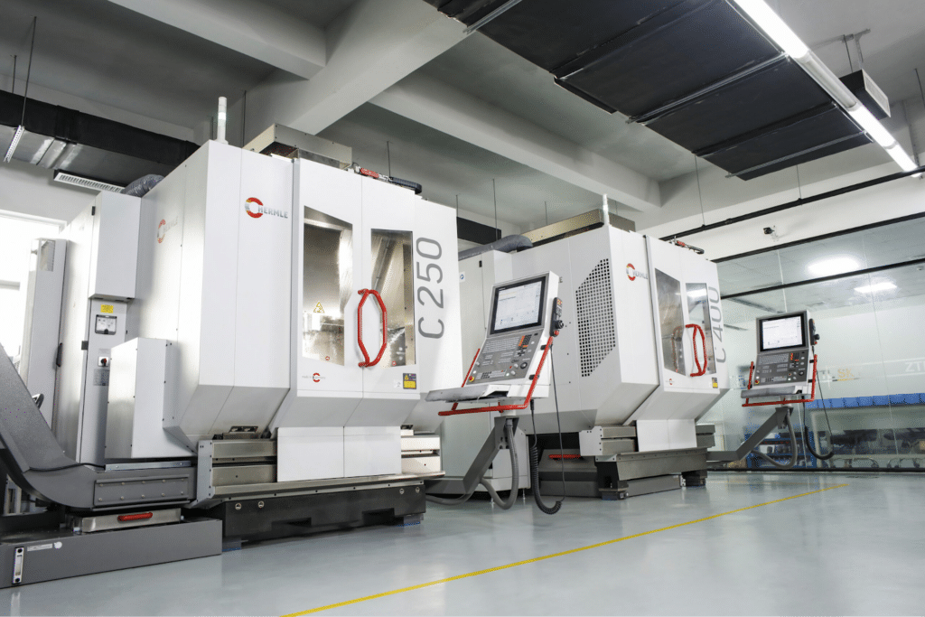 Laboratório de usinagem com fresadoras e tornos CNC, representando ensino em processos industriais