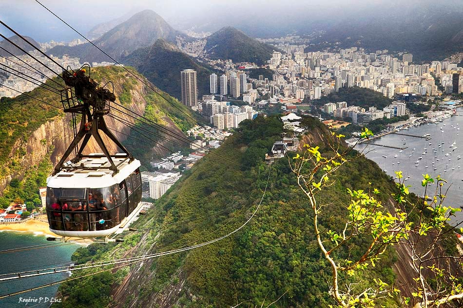 Bondinho do Pão de Açúcar sobre a Urca, Rio de Janeiro (vista panorâmica)