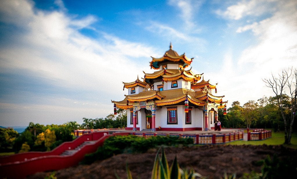 Arquitetura típica do complexo budista de Três Coroas RS, em dia ensolarado