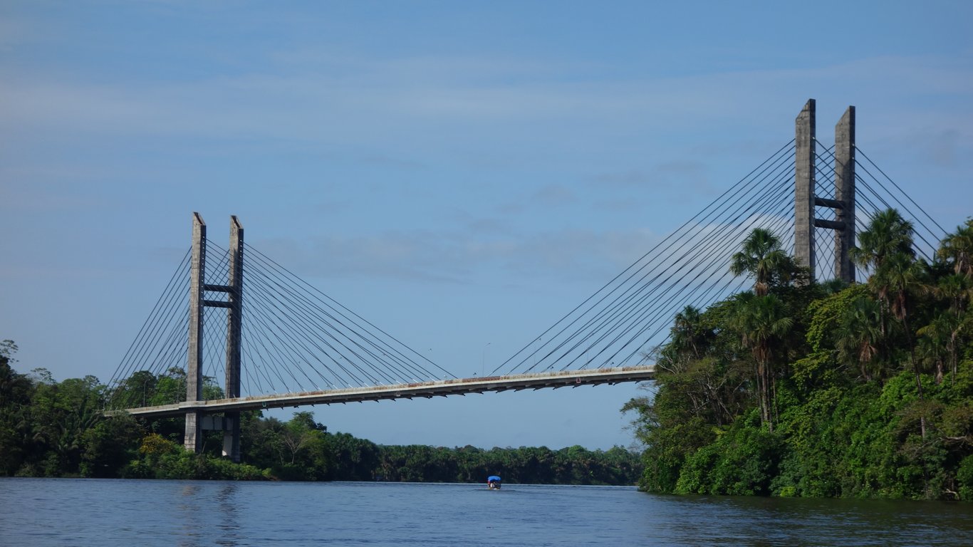Ponte Binacional sobre o rio Oiapoque, ligando o Amapá à Guiana Francesa