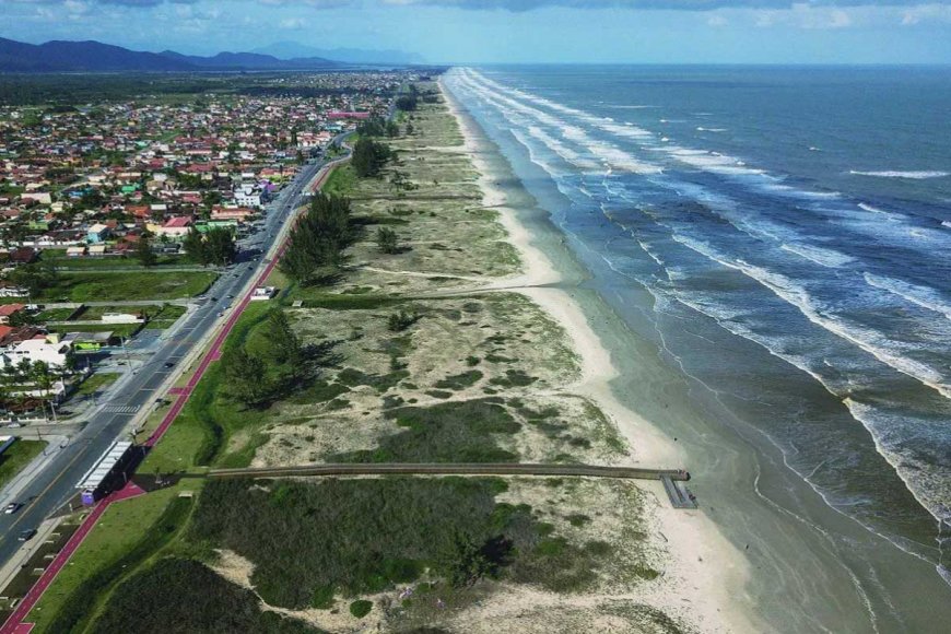 Vista aérea de Ilha Comprida com praia extensa e vegetação de restinga