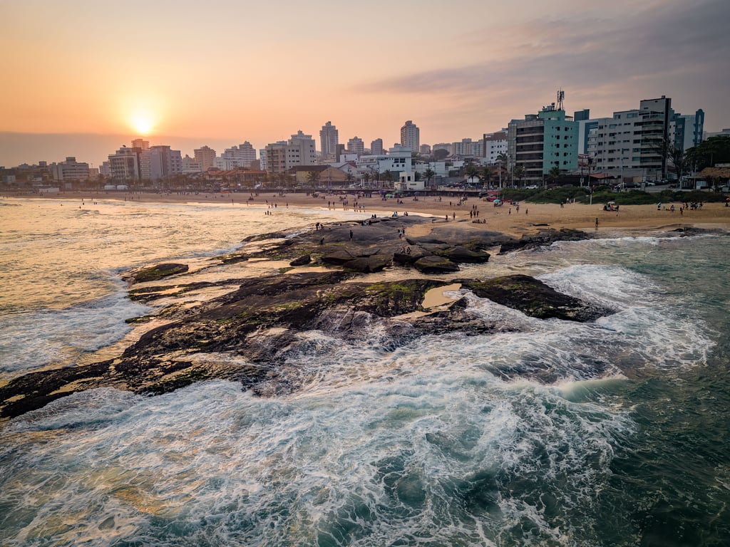 Vista de Salvador ao entardecer, com orla e prédios ao fundo