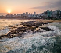 Vista de Salvador BA ao entardecer, com orla e prédios ao fundo