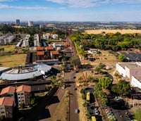 Vista urbana no interior do Paraná, ao entardecer