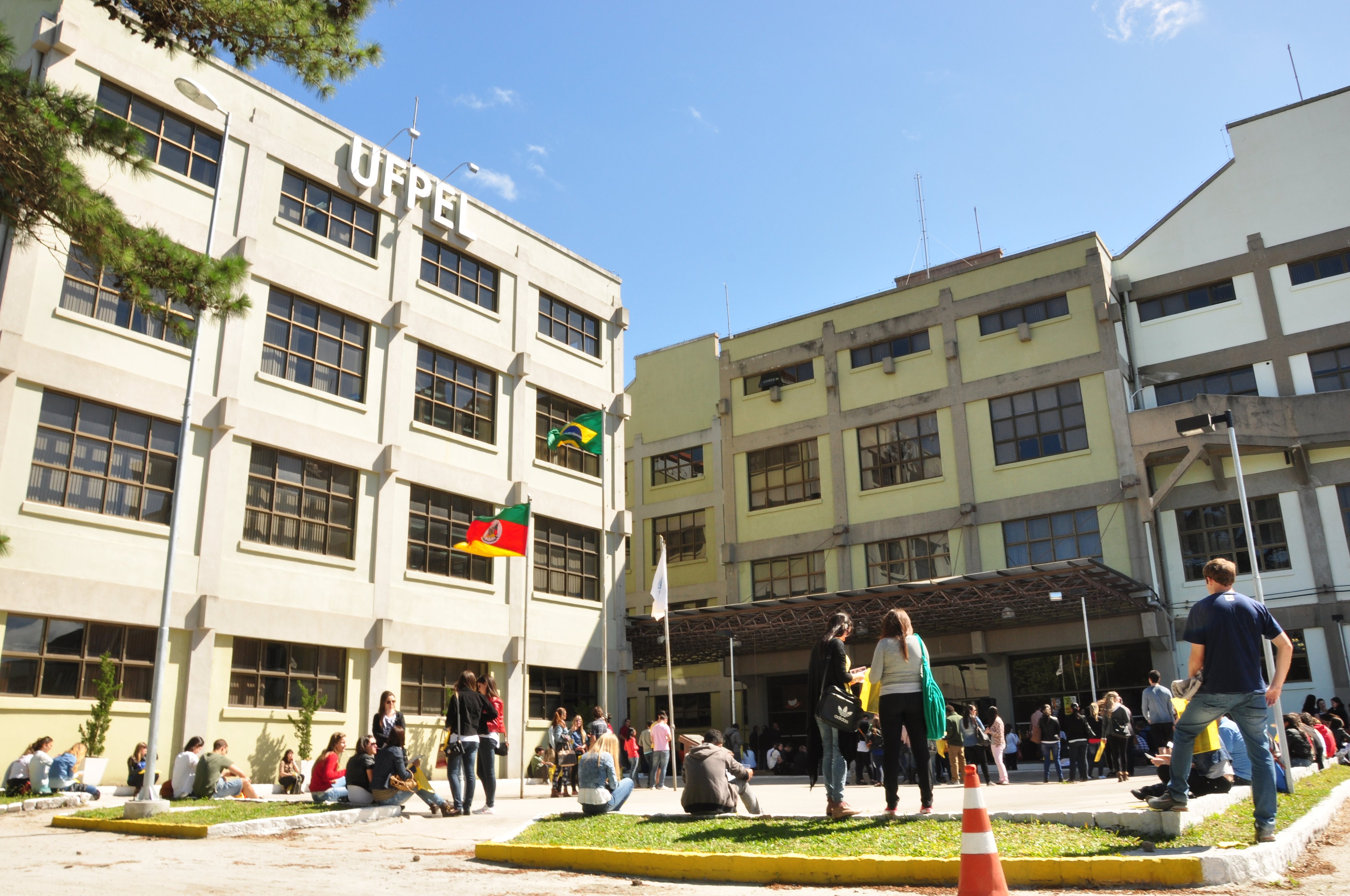 Prédio histórico da UFPel com estudantes em frente