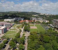 Vista aérea do campus Pampulha da UFMG, com prédios e áreas verdes