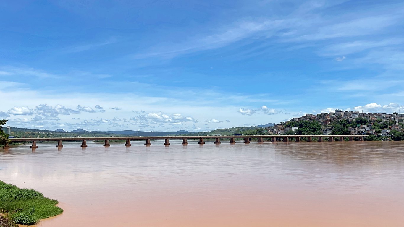 Vista aérea de Colatina com a Ponte Florentino Avidos sobre o Rio Doce