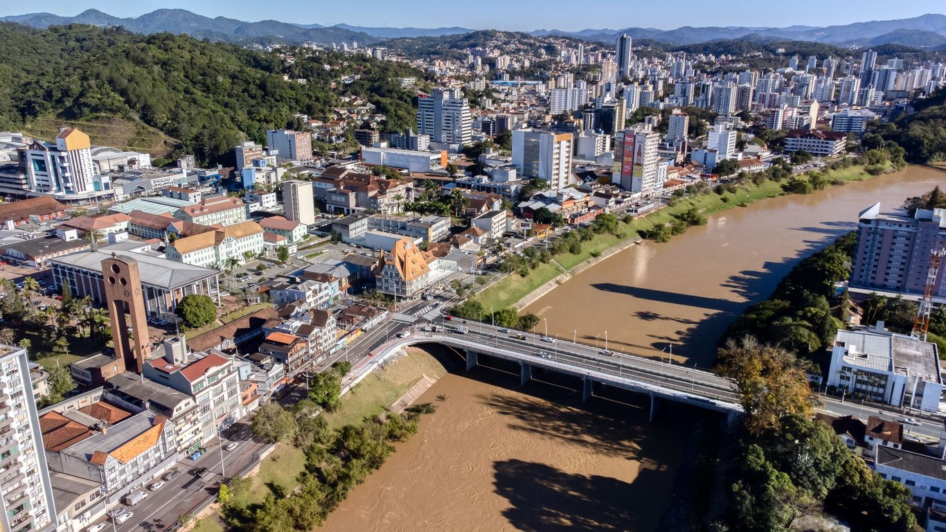 Vista urbana de Rio das Antas SC, com prédios baixos e ruas arborizadas, em dia claro