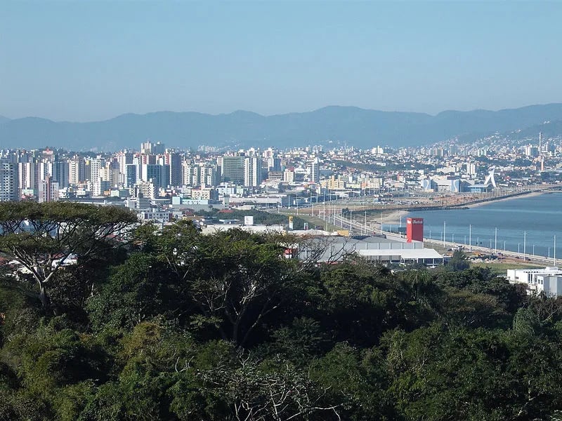 Paisagem urbana de Santa Catarina, com prédios e montanhas ao fundo