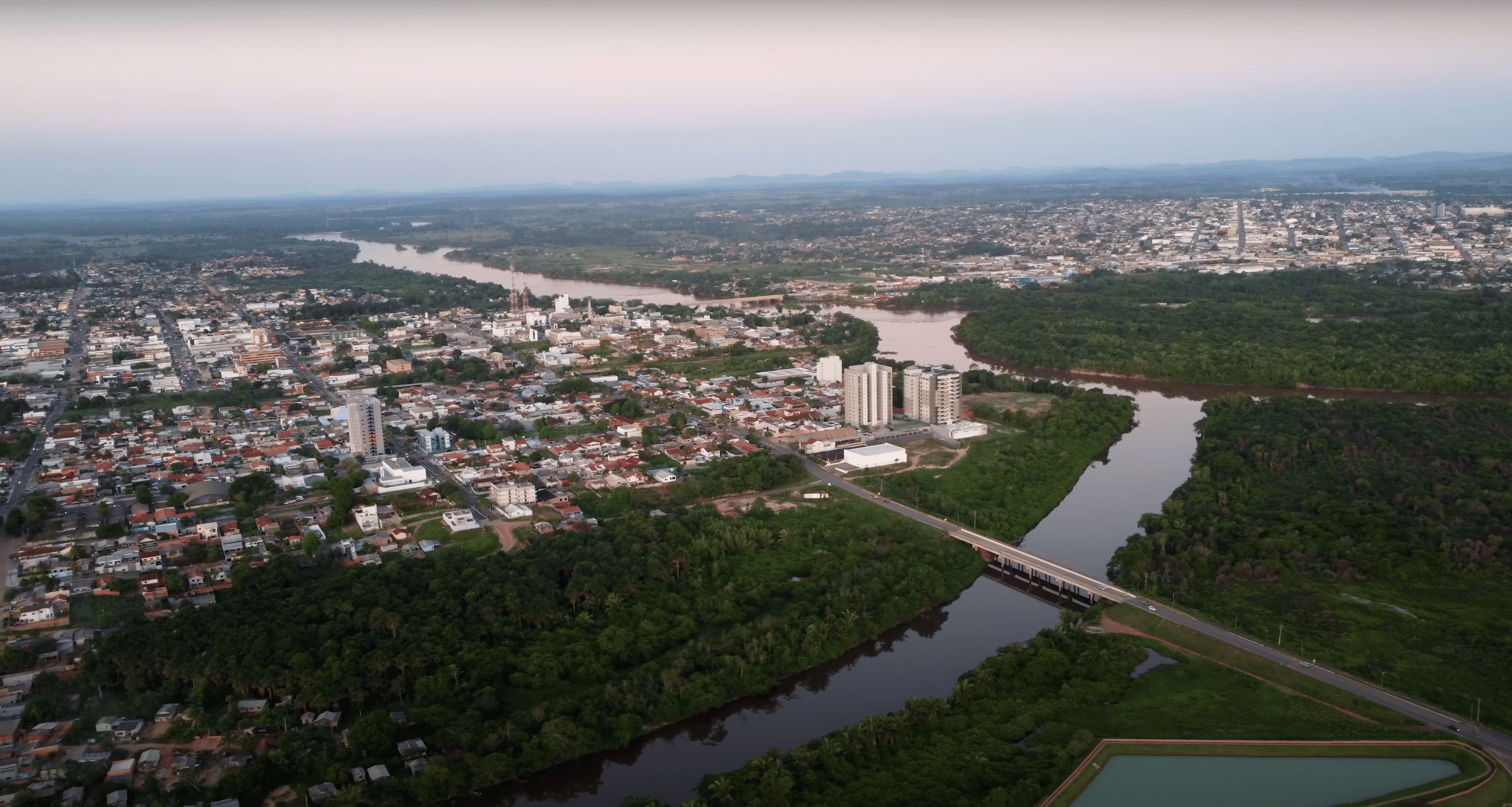 Vista aérea de Ji-Paraná RO, com ponte sobre o rio Machado