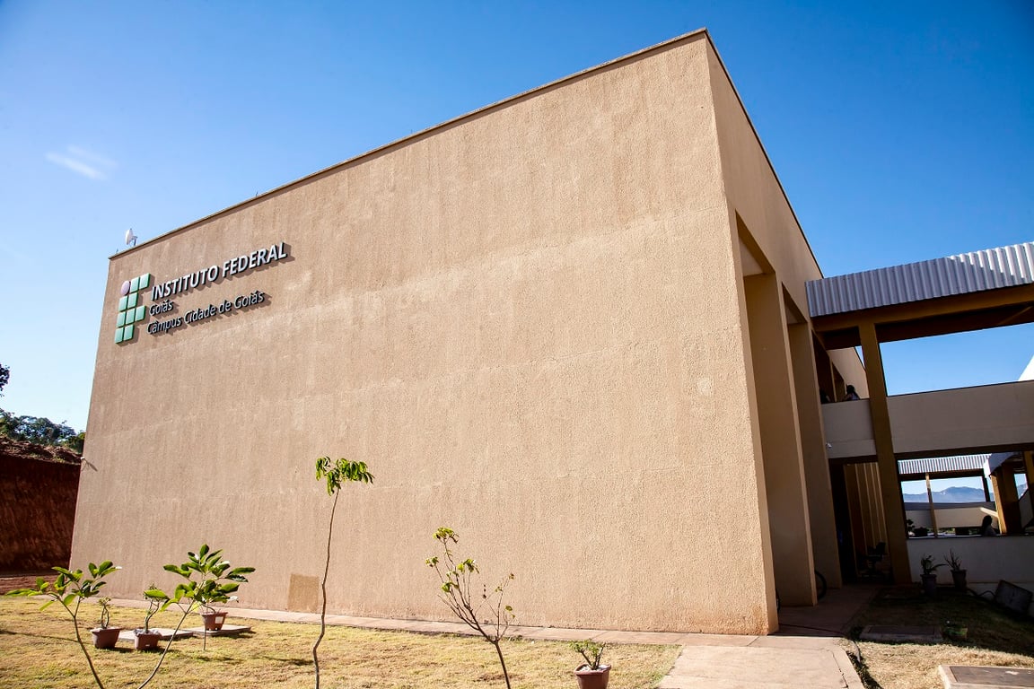 Fachada do IFG – Câmpus Cidade de Goiás, com jardim frontal e identidade visual do Instituto Federal