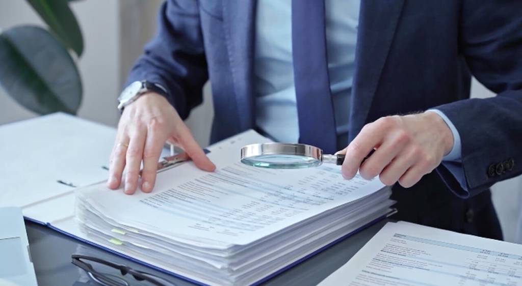 Ilustração de atuação pericial médica em ambiente administrativo