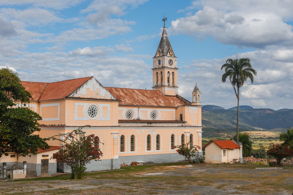 Igreja e colinas em Itambacuri MG, em dia ensolarado