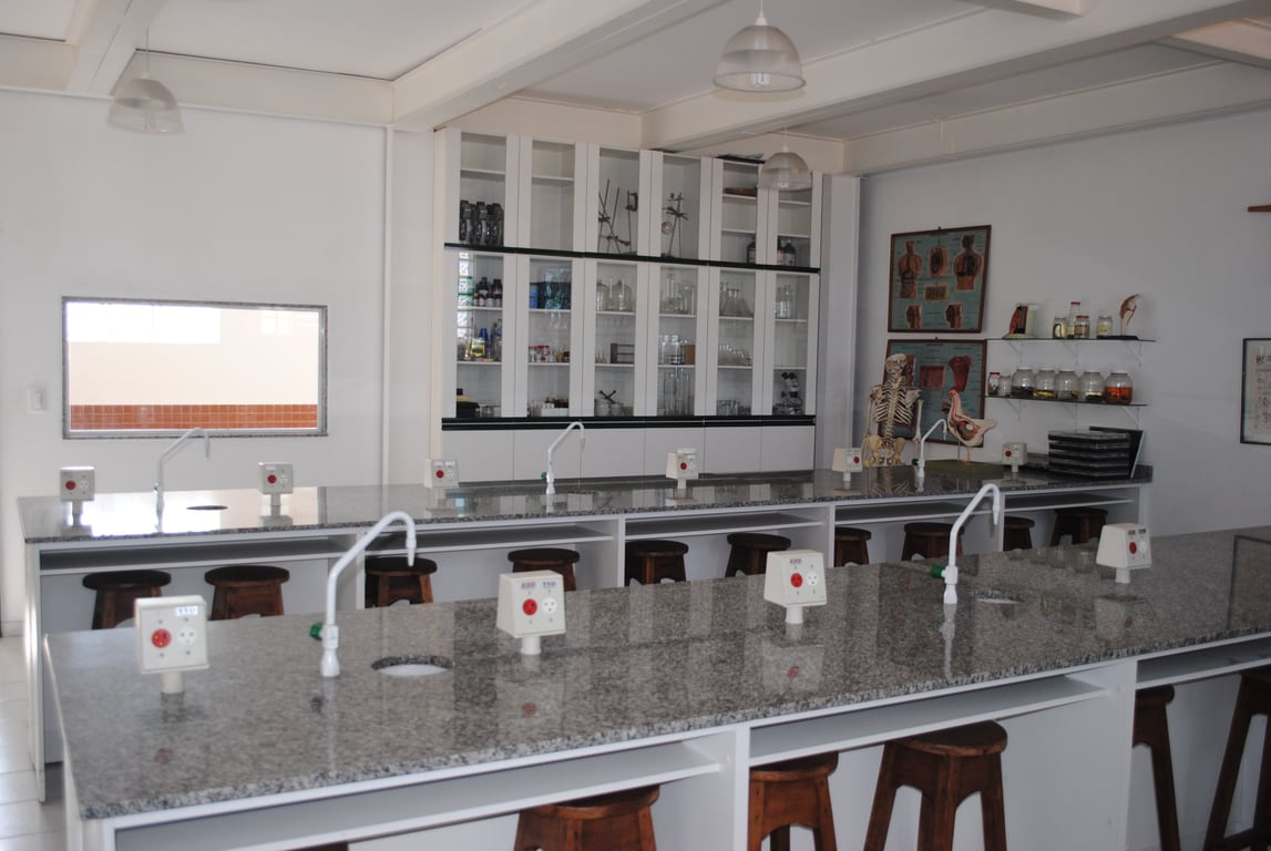 Laboratório de Química com bancadas e vidrarias