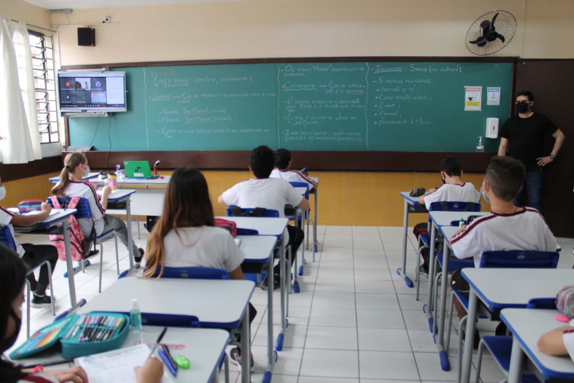Sala de aula pública no Brasil com professores em atividade