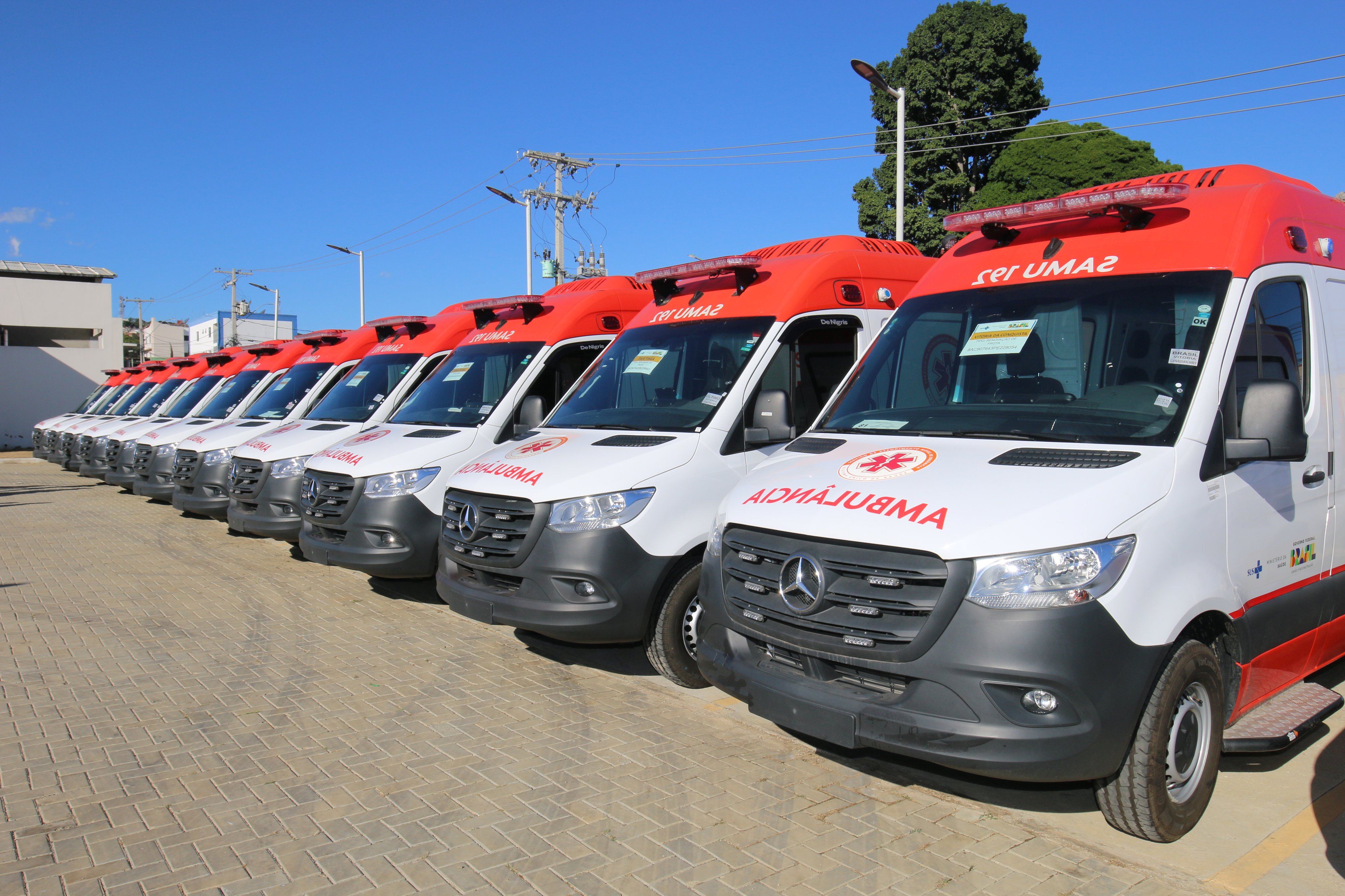 Ambulâncias do SAMU 192 alinhadas para atendimento