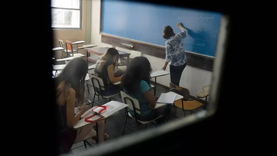 Professor em sala de aula de EJA