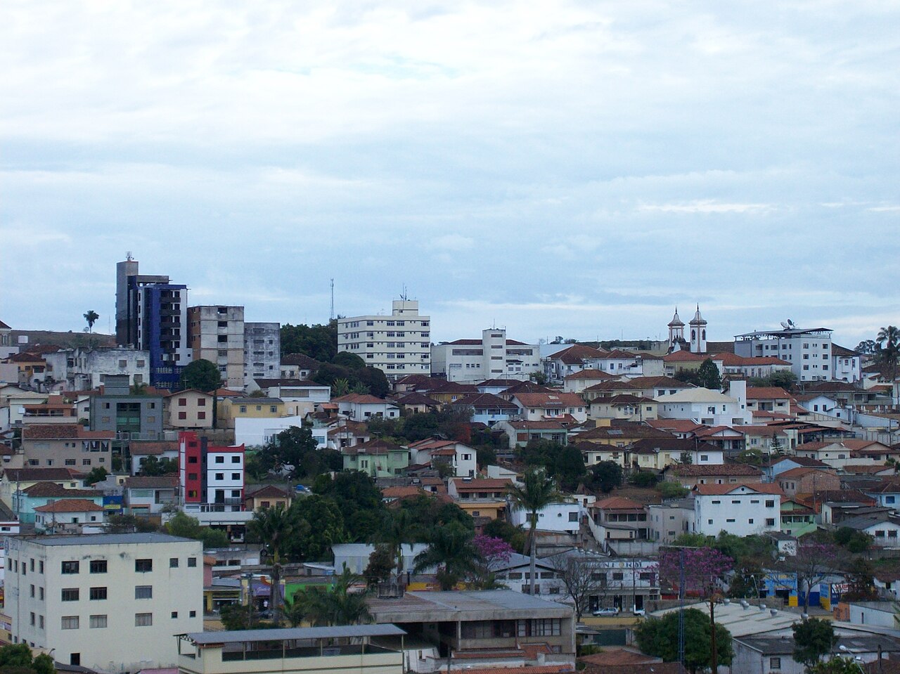 Vista aérea de Rio Pomba MG, com igreja matriz e casario histórico ao fundo