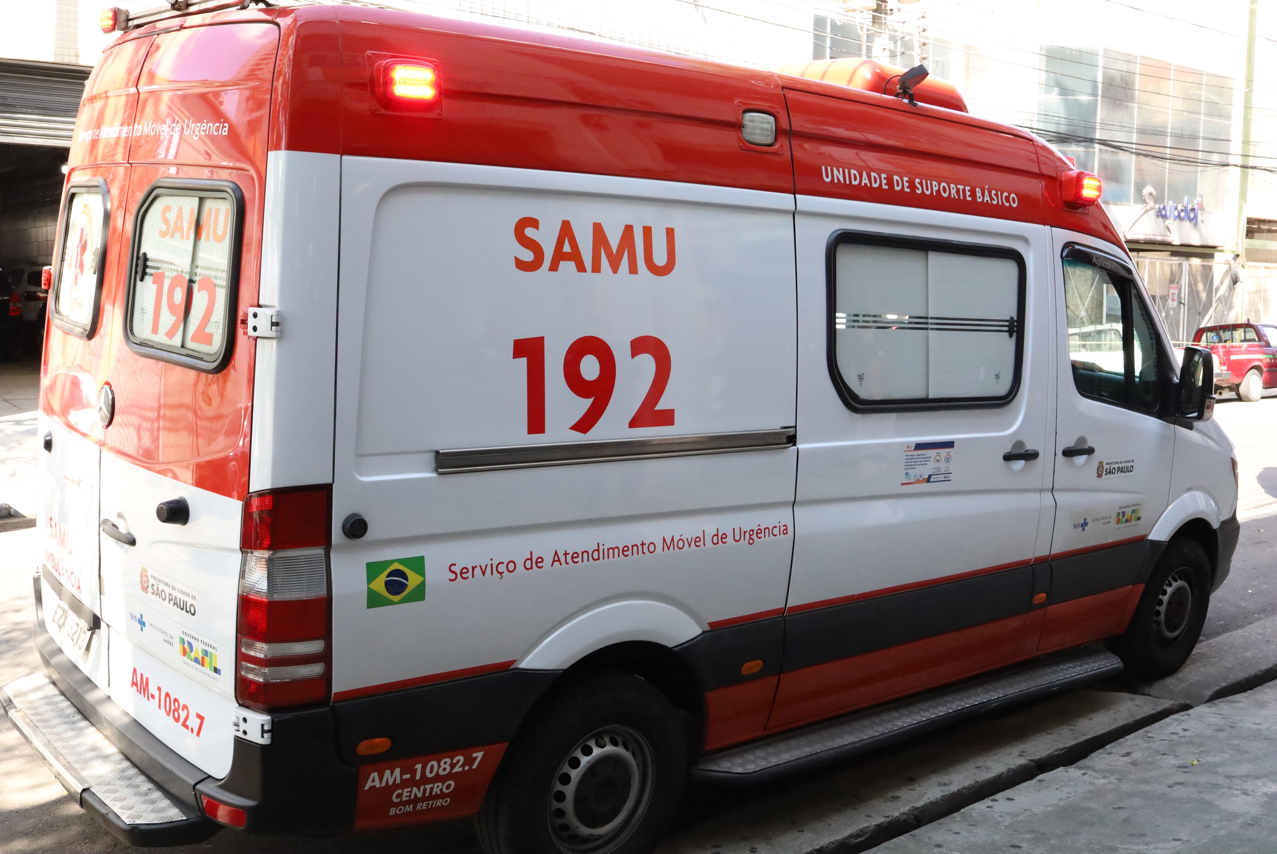 Ambulância do SAMU 192 em via urbana, destaque para a identificação do serviço