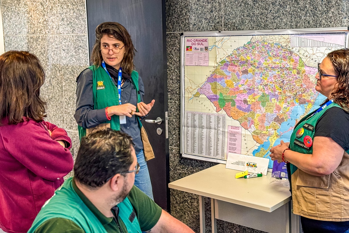 Equipe da assistência social em atendimento à população