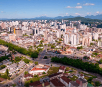 Vista aérea de Joinville, maior cidade de Santa Catarina.