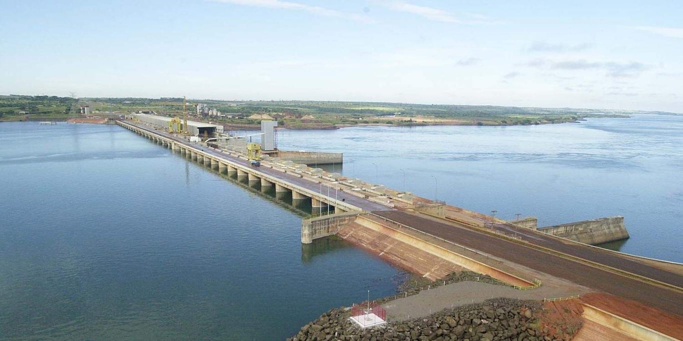 Vista aérea de barragem no Rio Paraná, na região de Rosana (SP)