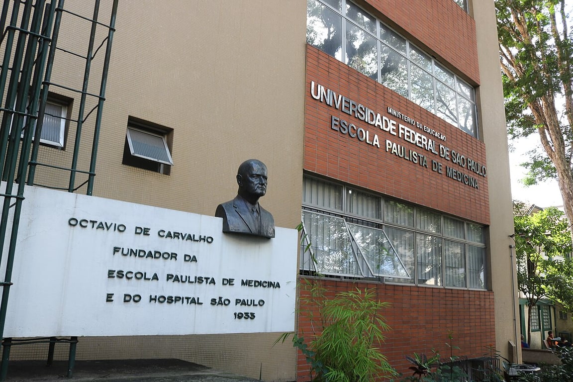 Fachada da Universidade Federal de São Paulo, com a estátua de Octavio de Carvalho e o logotipo da universidade