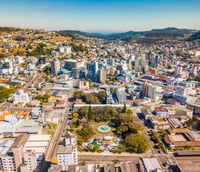 Vista panorâmica de Concórdia SC, com área urbana entre vales no Oeste Catarinense.