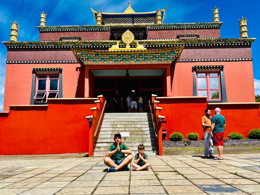 Vista de Três Coroas RS com o Templo Budista Khadro Ling ao fundo