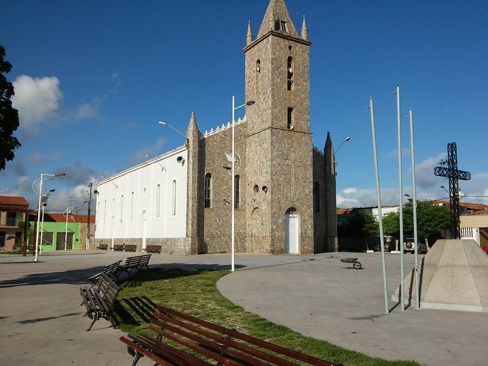 Centro de Coreaú CE, com a igreja matriz e praça central ao fundo