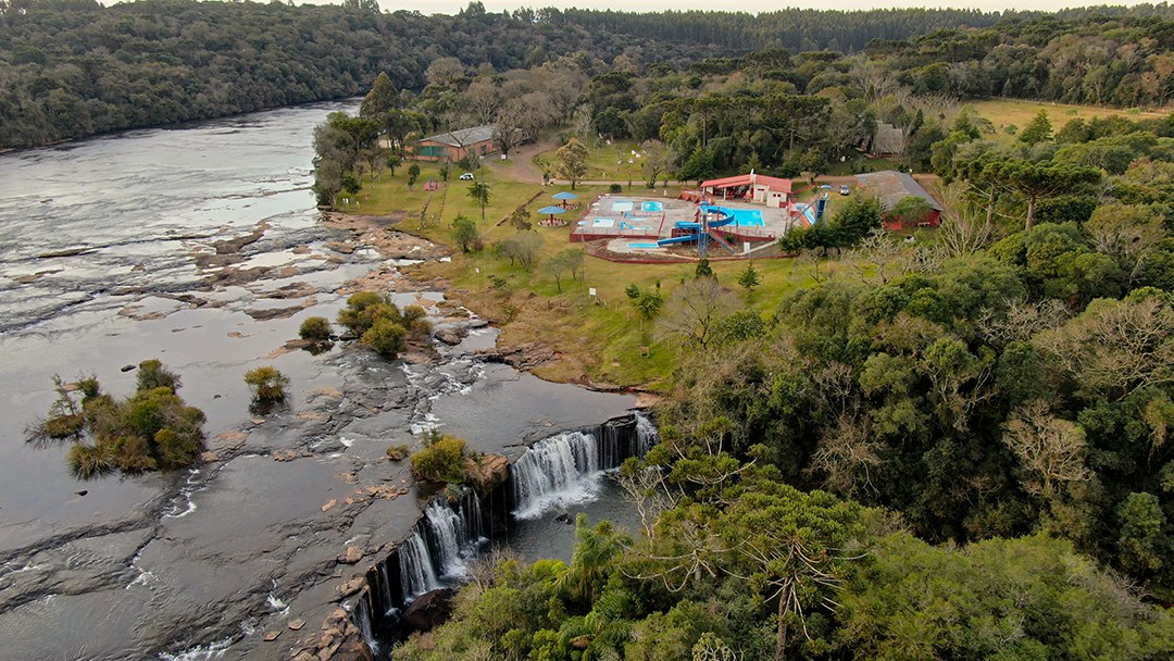 Paisagem de Abelardo Luz com cachoeira e área rural ao fundo