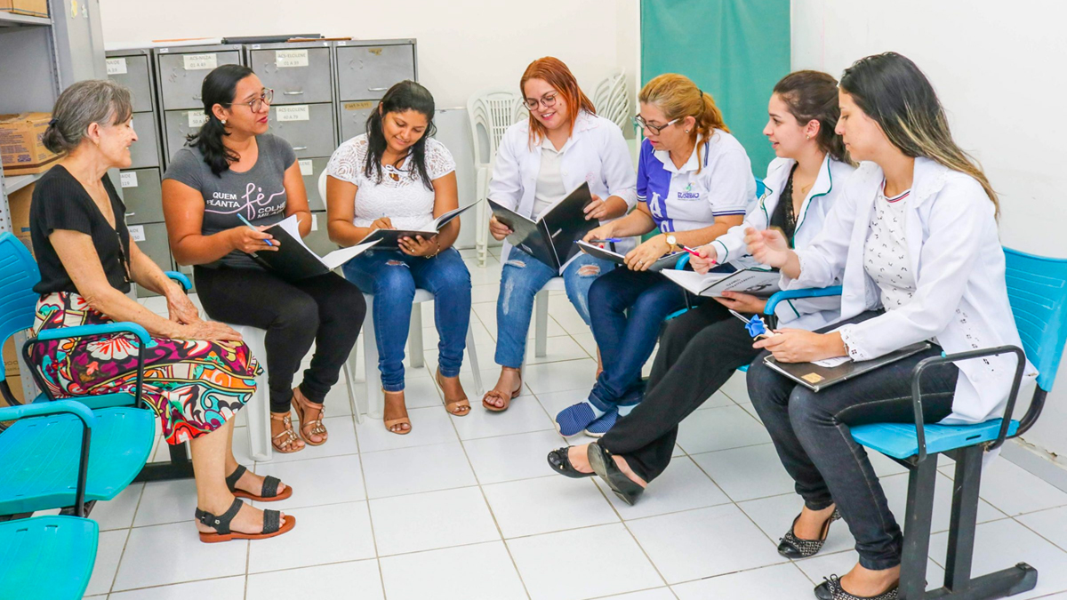 Profissionais de saúde em ambiente de UBS no Brasil (sem identificação de pacientes)