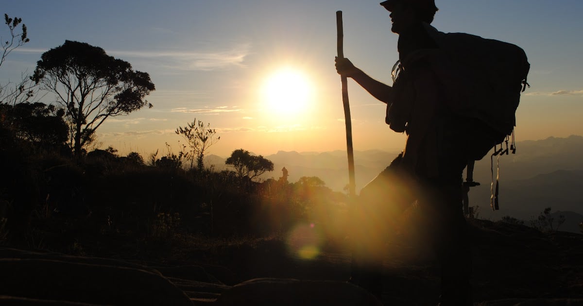 Centro urbano de Luz MG, com igreja e casario em dia ensolarado