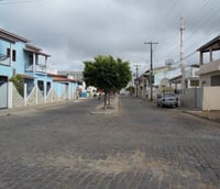 Cena urbana no interior da Bahia, com via e casario em dia nublado