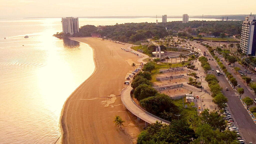 Orla de Manaus ao entardecer, com o Rio Negro em primeiro plano