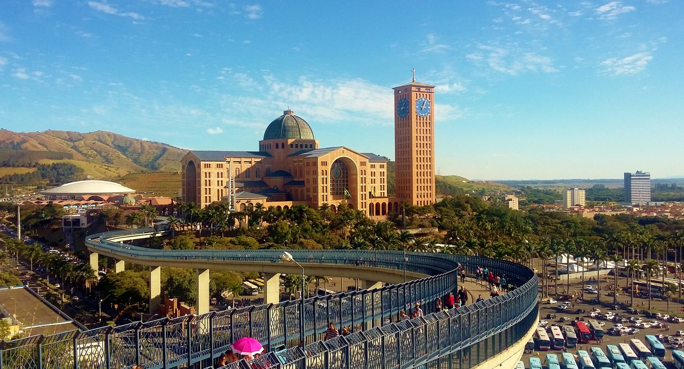 Vista aérea da Basílica de Nossa Senhora Aparecida, principal cartão‑postal da cidade de Aparecida (SP)