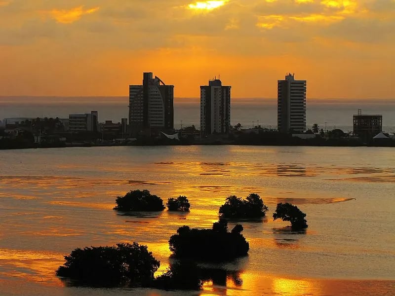 Paisagem urbana de Bacabal MA com o rio Mearim ao amanhecer