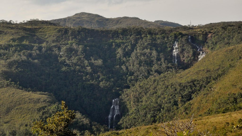 Paisagem do Parque Nacional da Serra do Gandarela, com serras e vegetação de Mata Atlântica, em tomada horizontal