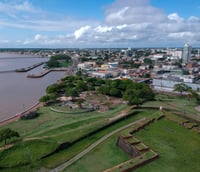 Vista panorâmica da orla de Macapá ao pôr do sol, com o Rio Amazonas ao fundo (Crédito: Viva o Mundo).