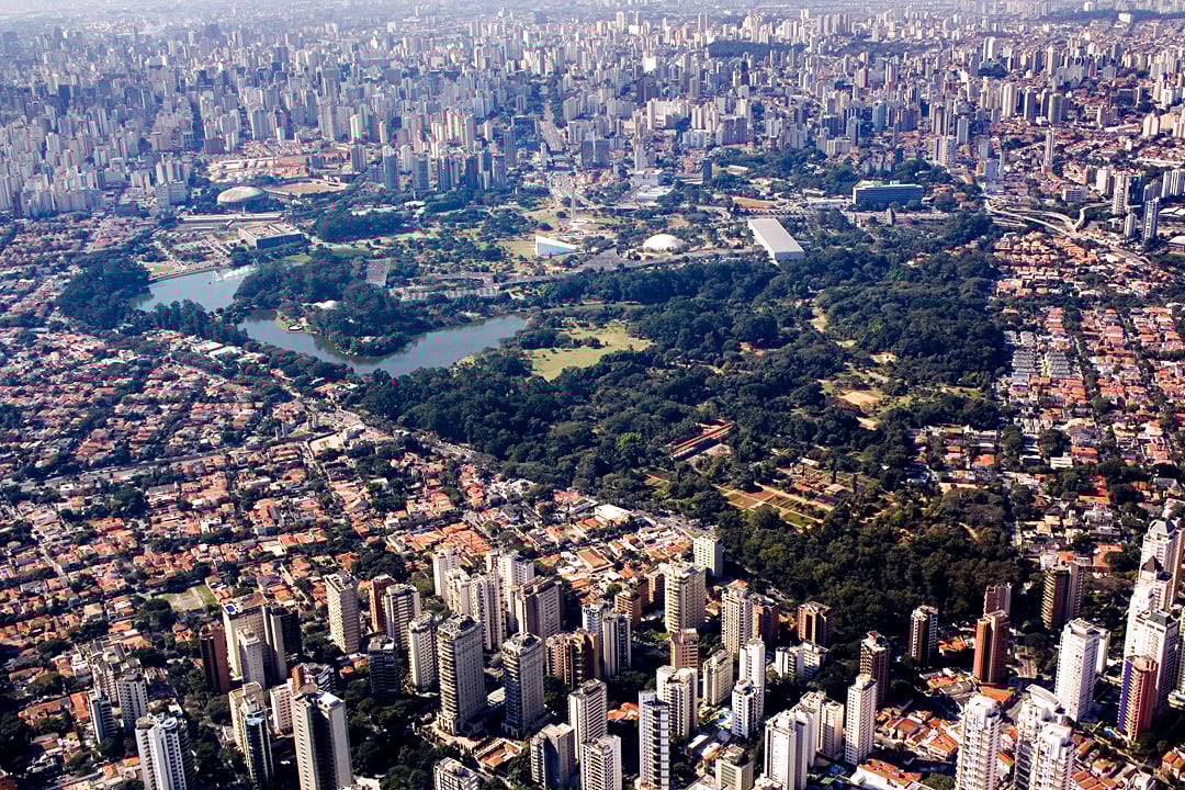 Vista panorâmica de São Paulo ao entardecer, com skyline e vias expressas