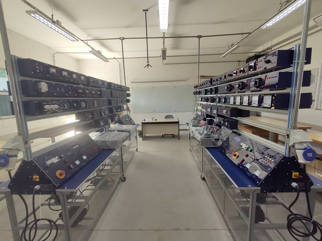 Laboratório universitário com bancadas e vidrarias