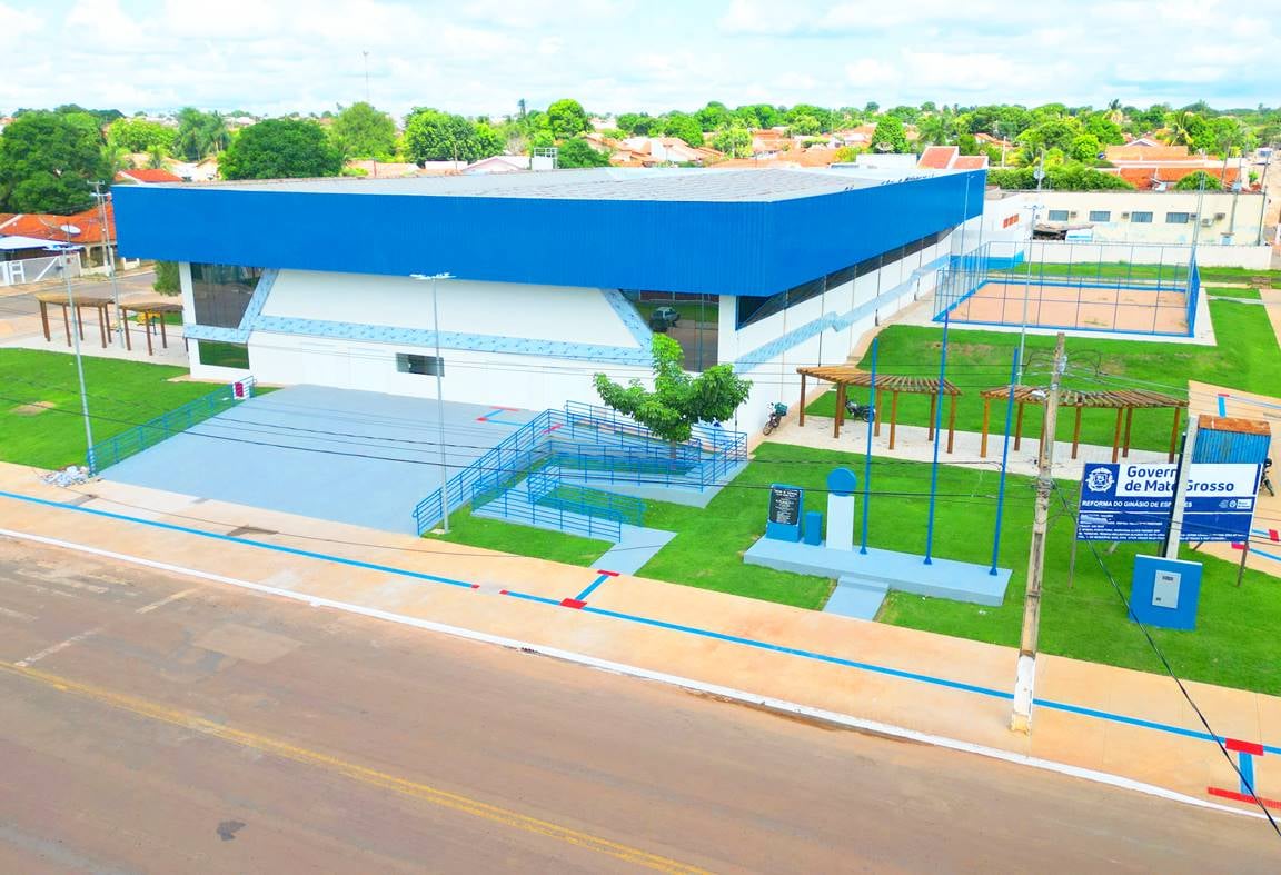 Fachada de prédio público municipal, em contexto institucional