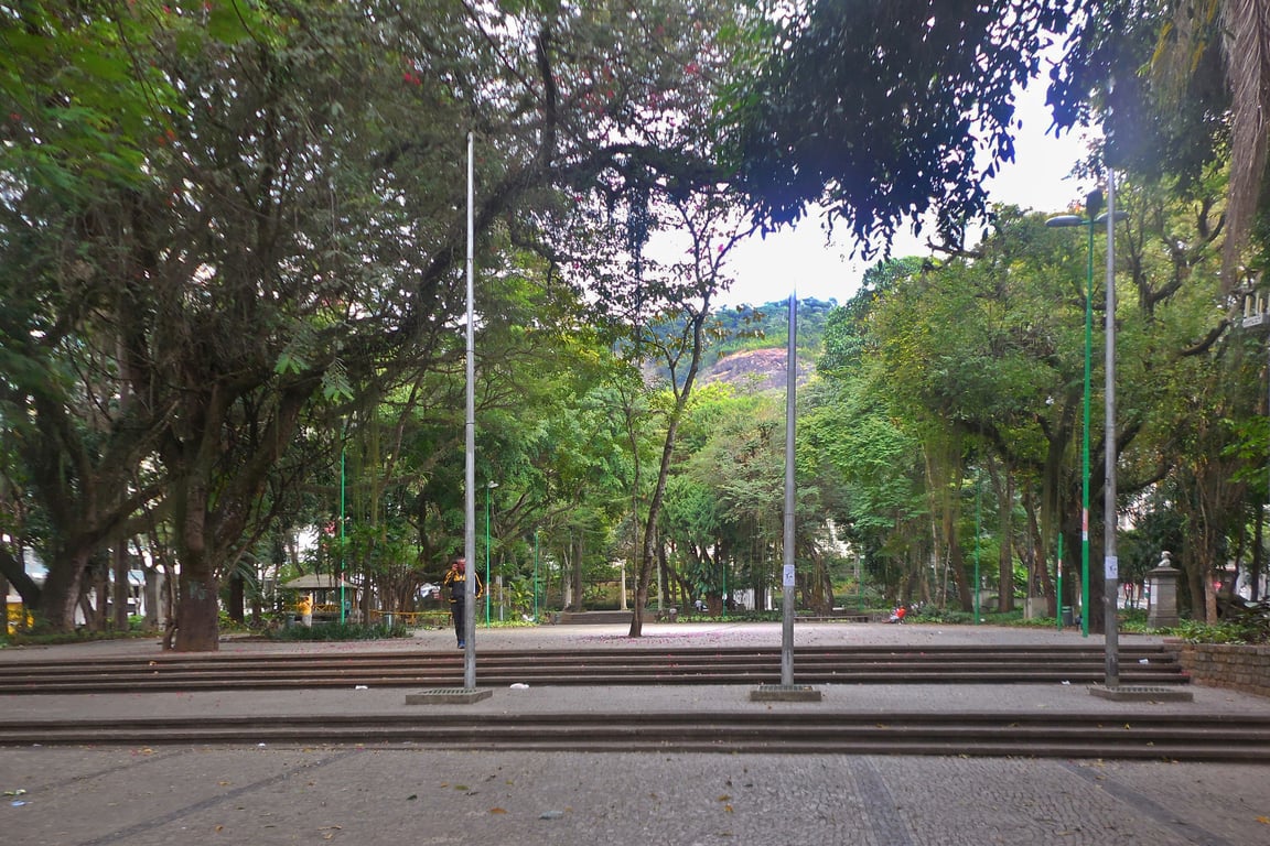 Paisagem urbana de Juiz de Fora MG, com área arborizada e horizonte de montanhas