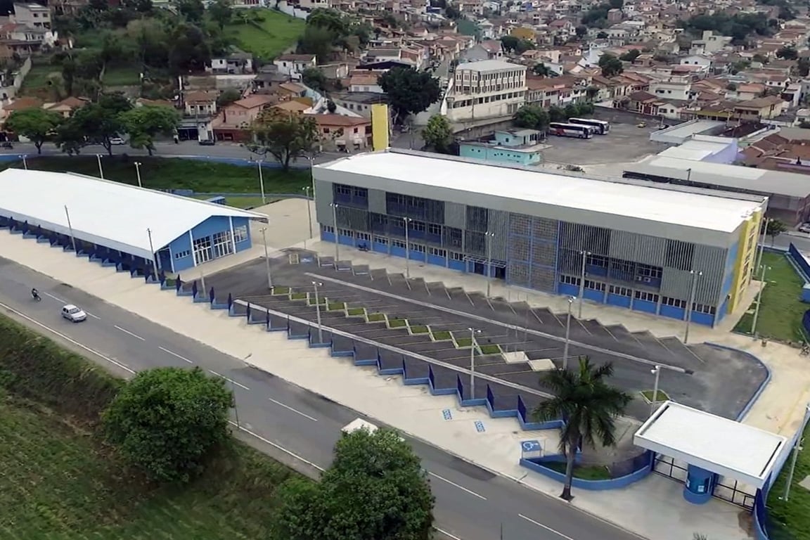 Vista aérea do campus da Fatec Cruzeiro, com blocos acadêmicos e pátio central