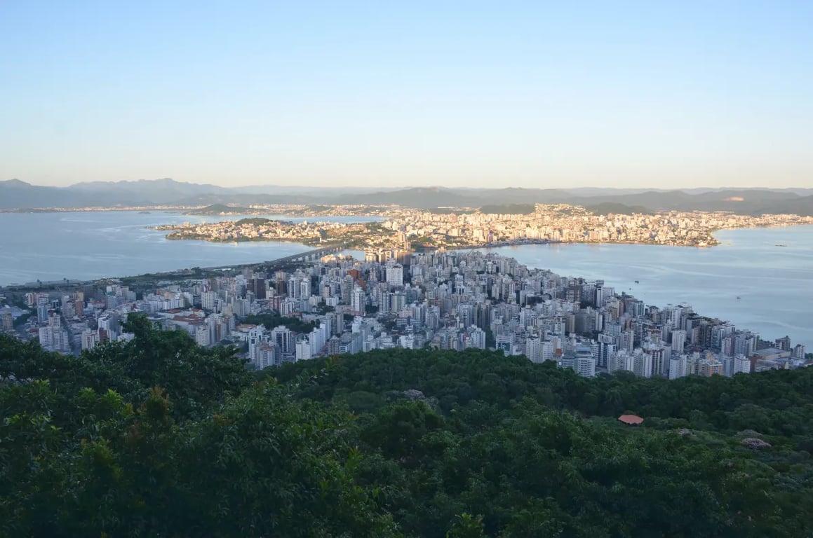 Vista panorâmica da orla de Florianópolis com montanhas ao fundo