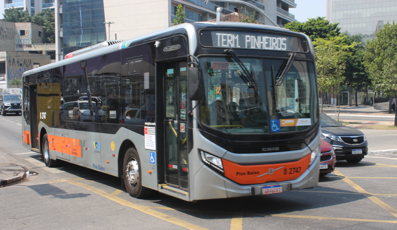 Ônibus urbano em via de cidade brasileira, ilustrando o transporte coletivo.