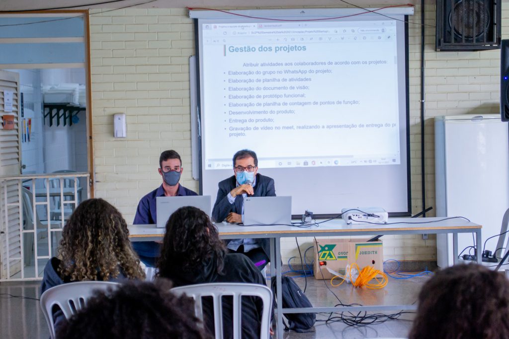 Ambiente acadêmico de tecnologia com apresentação em sala de aula