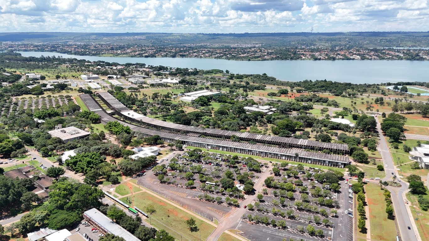 Foto aérea do campus da Universidade de Brasília, mostrando a arquitetura modernista do ICC e áreas verdes ao redor.
