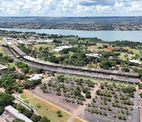 Foto aérea do campus da Universidade de Brasília, com o ICC ao centro e áreas verdes ao redor.